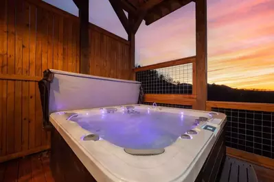 alpine mountain lodge hot tub