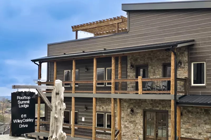 RoofTop Summit Lodge