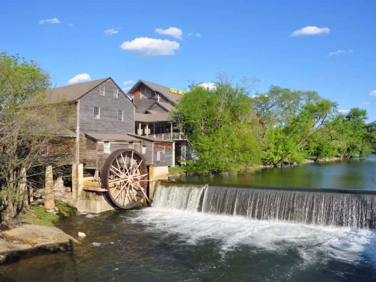 5 Restaurants in Pigeon Forge That are Perfect for Date Night