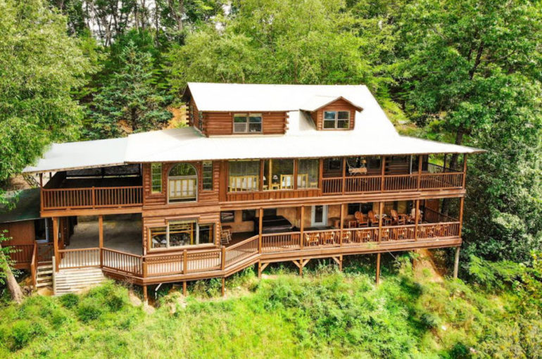 4 Reasons You Should Stay in Our Large Cabins in the Smoky Mountains
