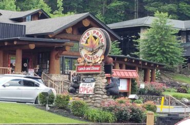 Top 3 Smoky Mountain Restaurants With Group Dining Options