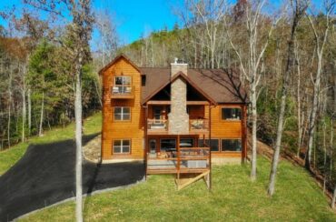 3 Tips for Hosting a Group Vacation in Our Smoky Mountain Cabins